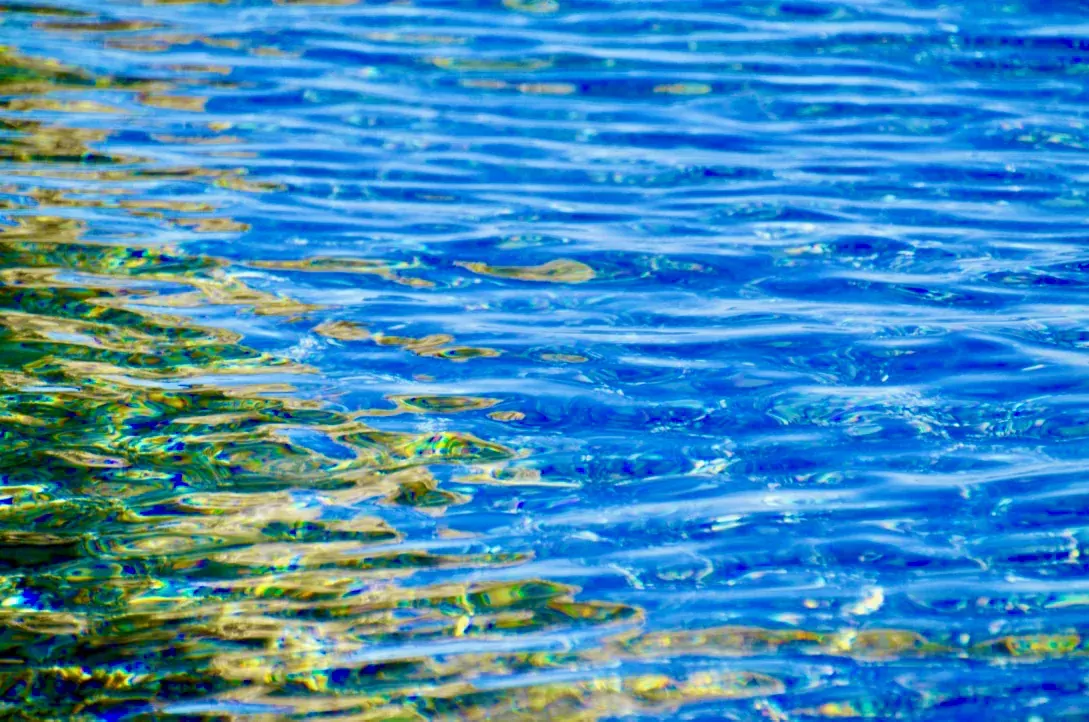 Klares, bewegtes Wasser in Blau